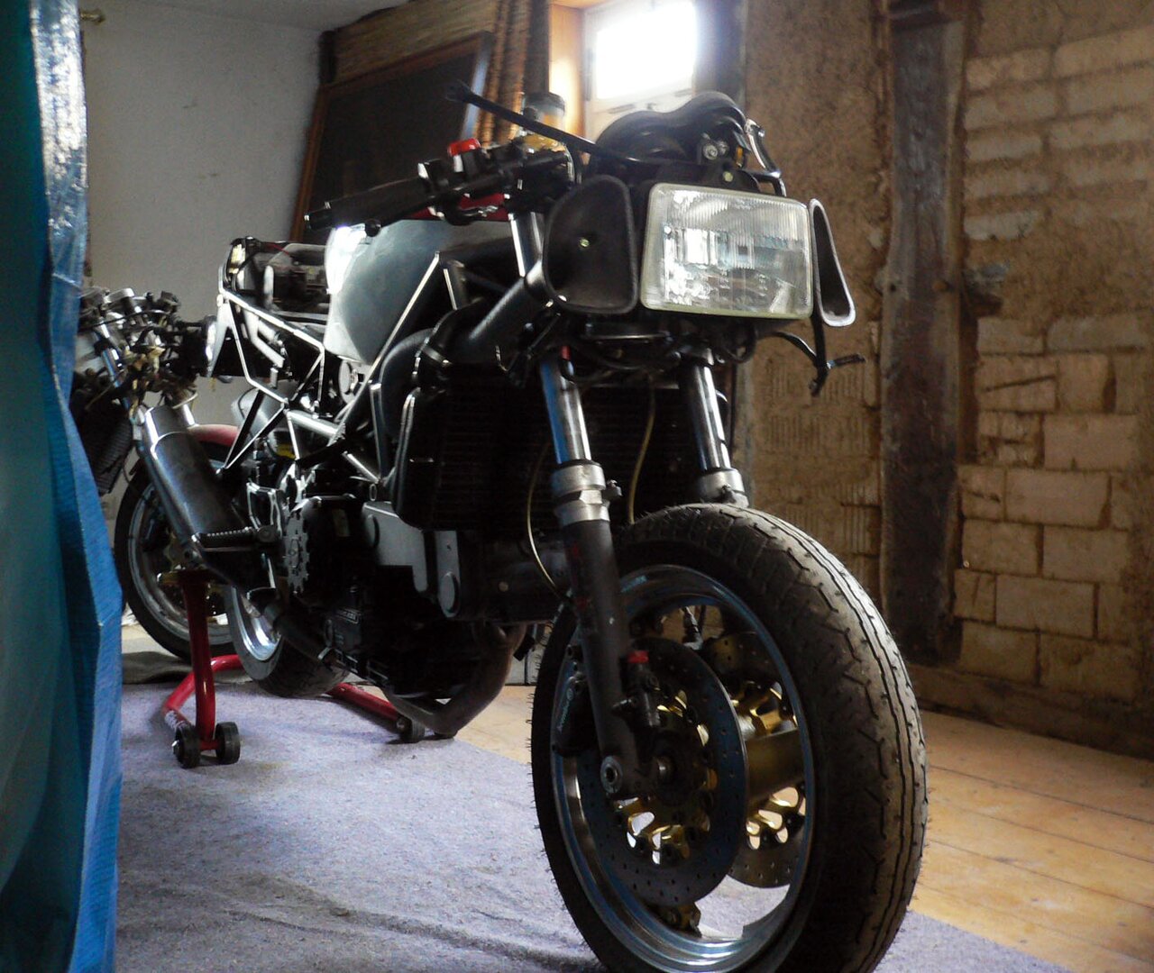 851_tricolore_living_room_thecrankcase.jpg