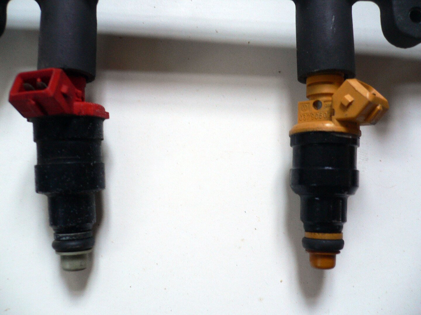 Bimota_YB4_Bosch_weber_injectors_comparisson.jpg