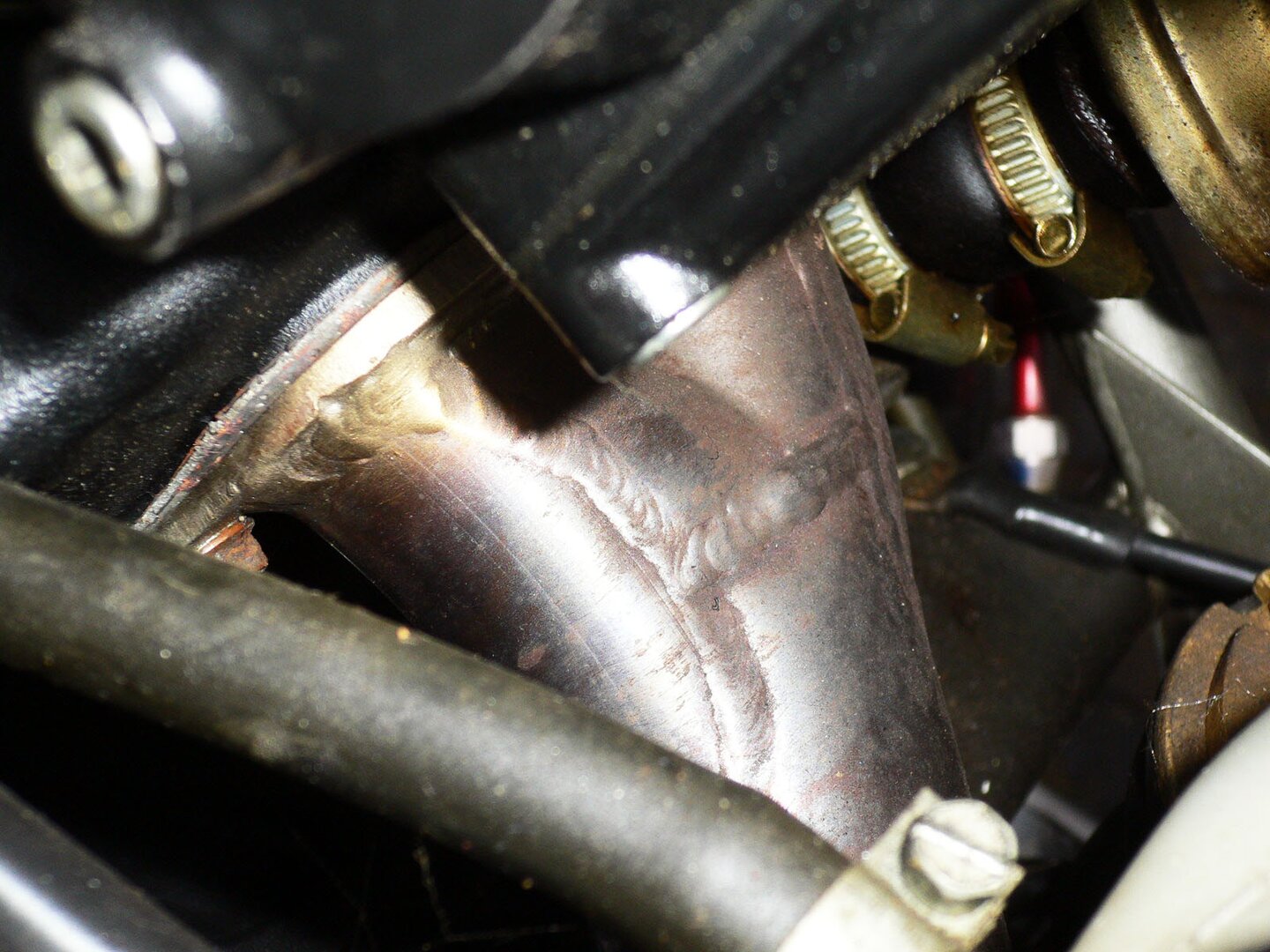851_superbike_tricolore_rear_manifold_modified.jpg