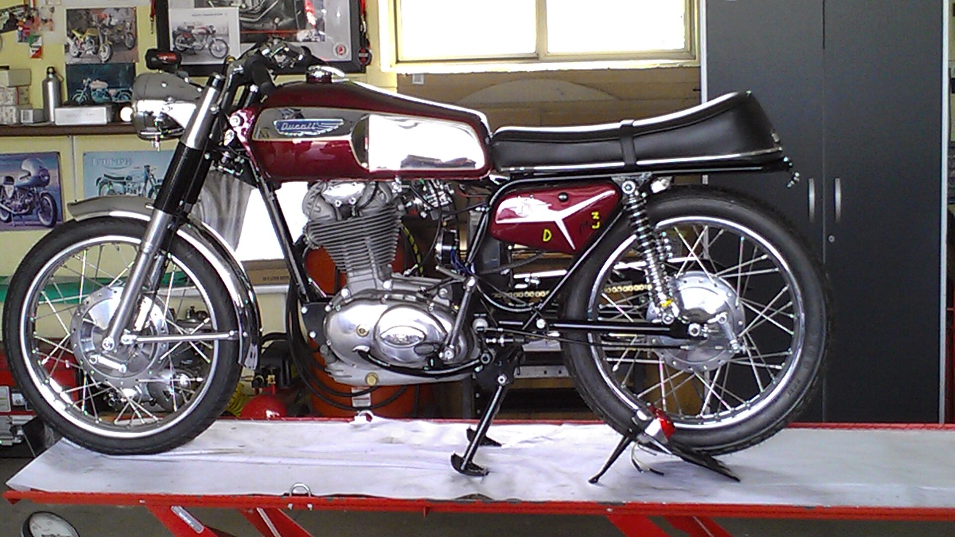 Desmo 350 1..jpg
