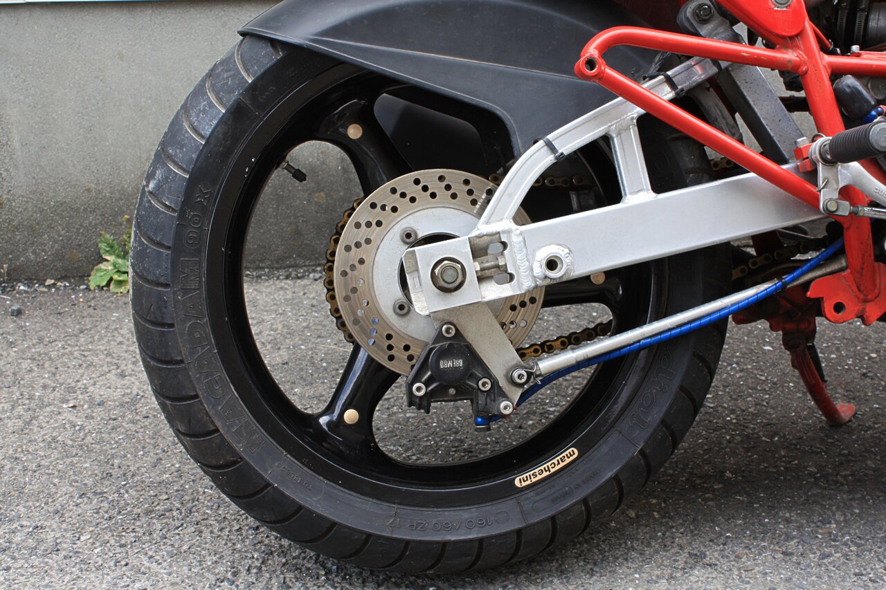 OVER swingarm F1 .jpg